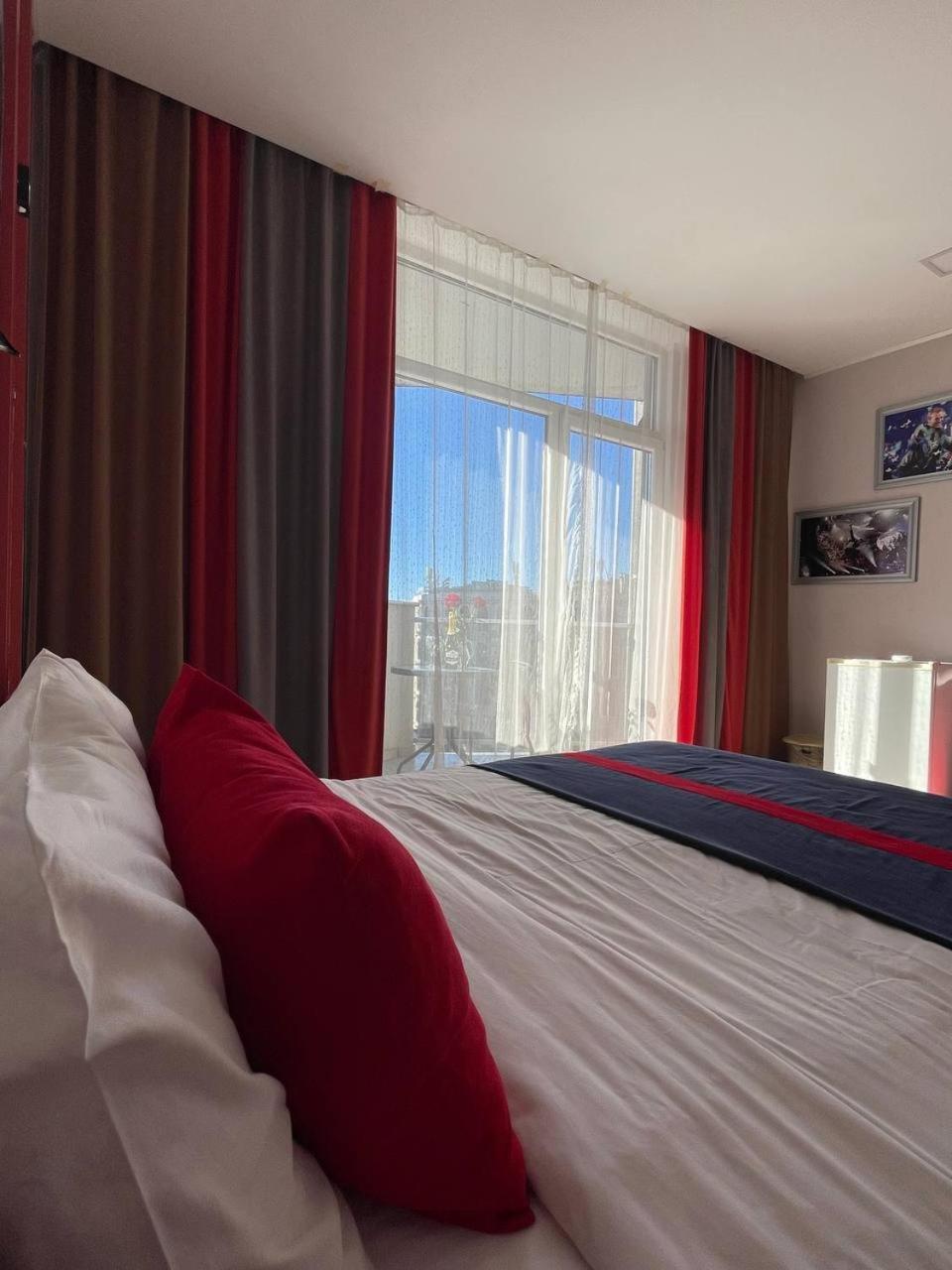 Rock Hotel First Line バトゥーミ エクステリア 写真